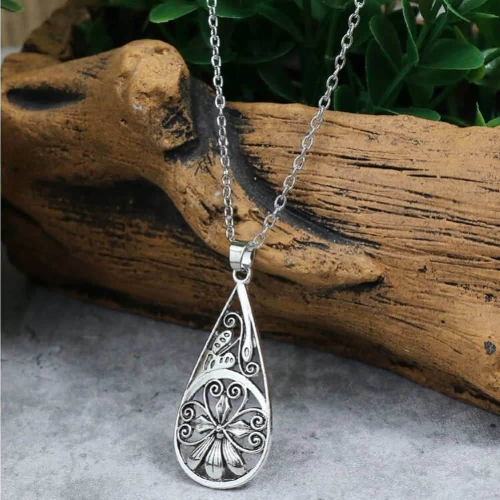 🆕 Boho Flower Necklace !!!  Brand New!!!
